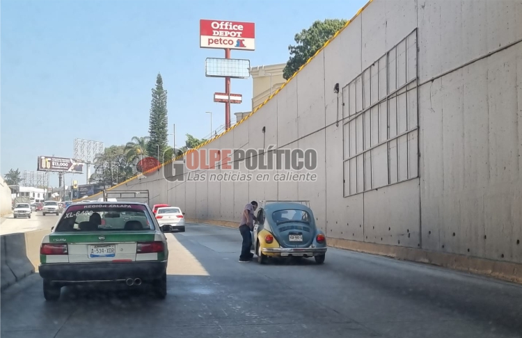 10:00 horas: vochito descompuesto complica la vialidad en Lázaro Cárdenas  en dirección a Sefiplan - Golpe Político