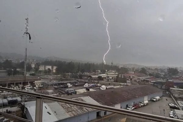Rayo capturado desde la Torre Orgullo Veracruzano (TOV). Foto: Ceec Protección Civil