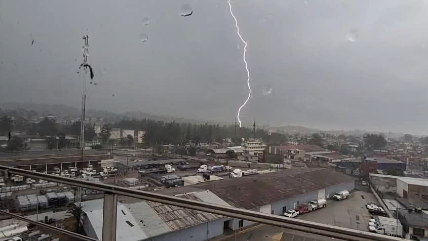Rayo capturado desde la Torre Orgullo Veracruzano (TOV). Foto: Ceec Protección Civil