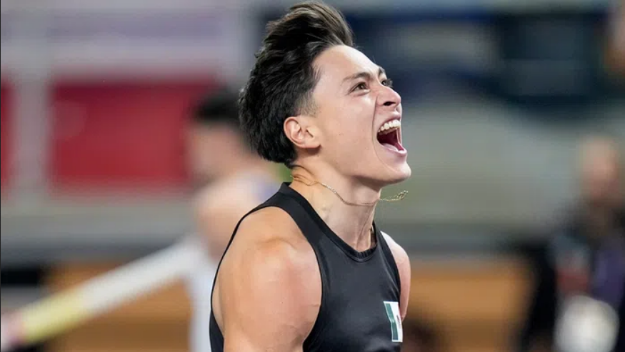Erick Portillo celebrando su victoria en el Campeonato Mundial de Atletismo Indoor 2026 l AP